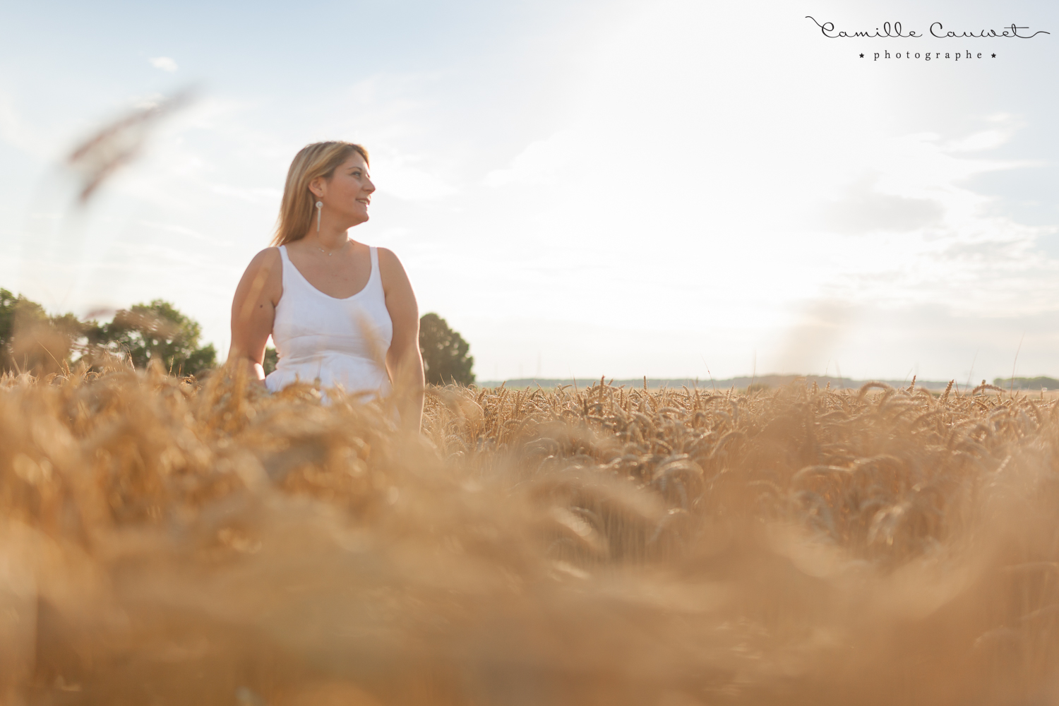 photo femme champs de blé 77