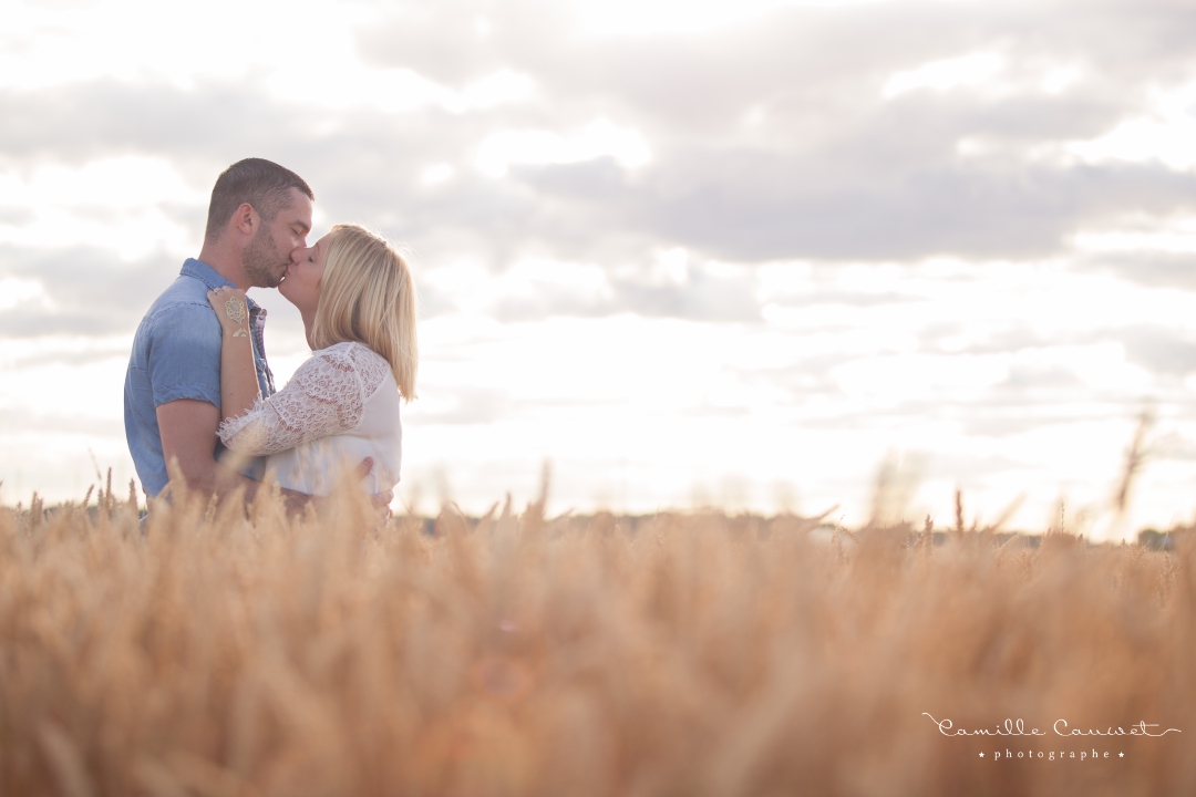 photo couple dans les champs de blé 77
