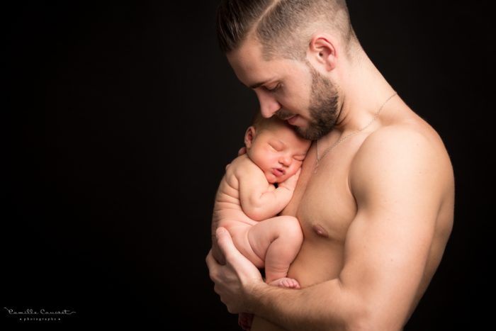 photo papa et bébé peau à peau