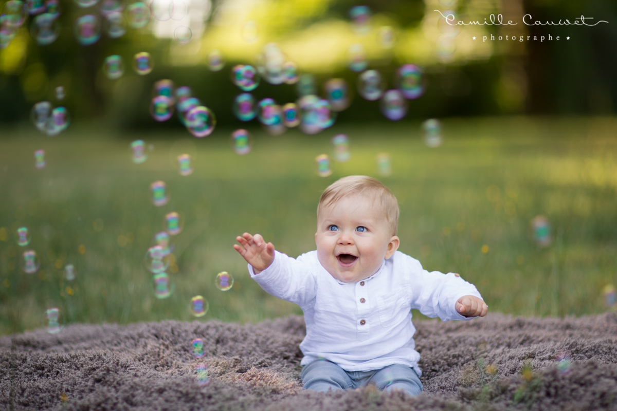 photo bébé rire bulles