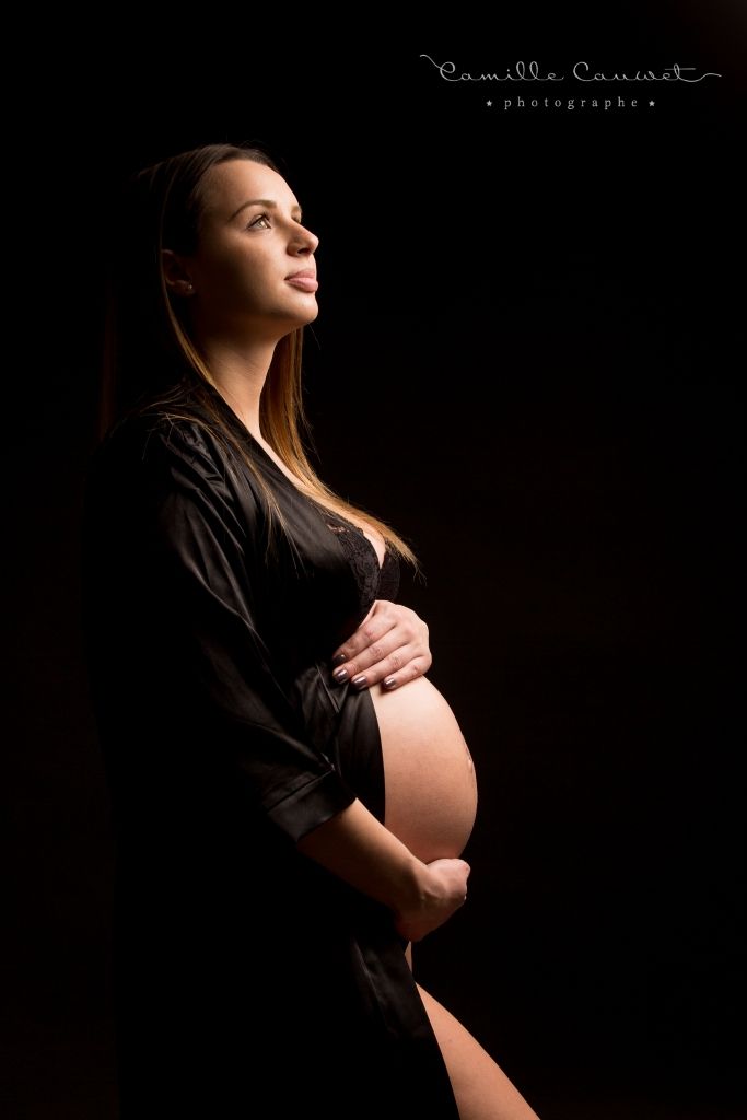 femme enceinte robe noire