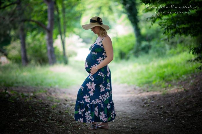 femme enceinte robe été dans un parc