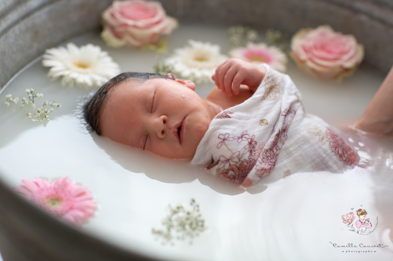 bebe enveloppe dans bain de lait