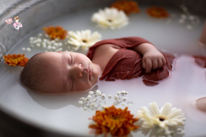 bebe dans bain enveloppé fleuri