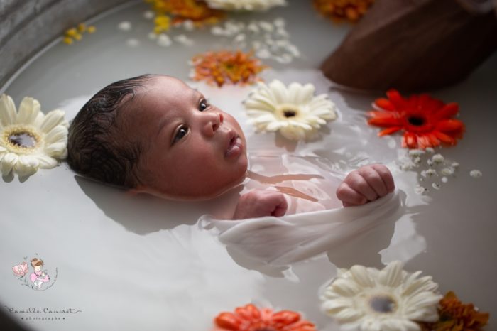 bebe enveloppe dans bain de lait avec fleurs