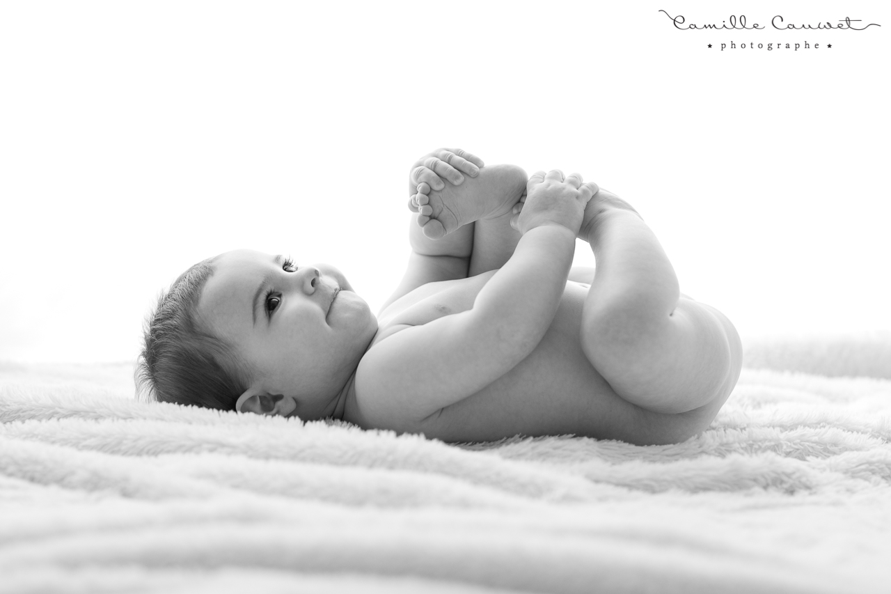 bebe 11 mois sur couverture blanche