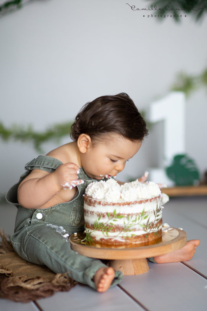 bébé 1 an mange gâteau anniversaire