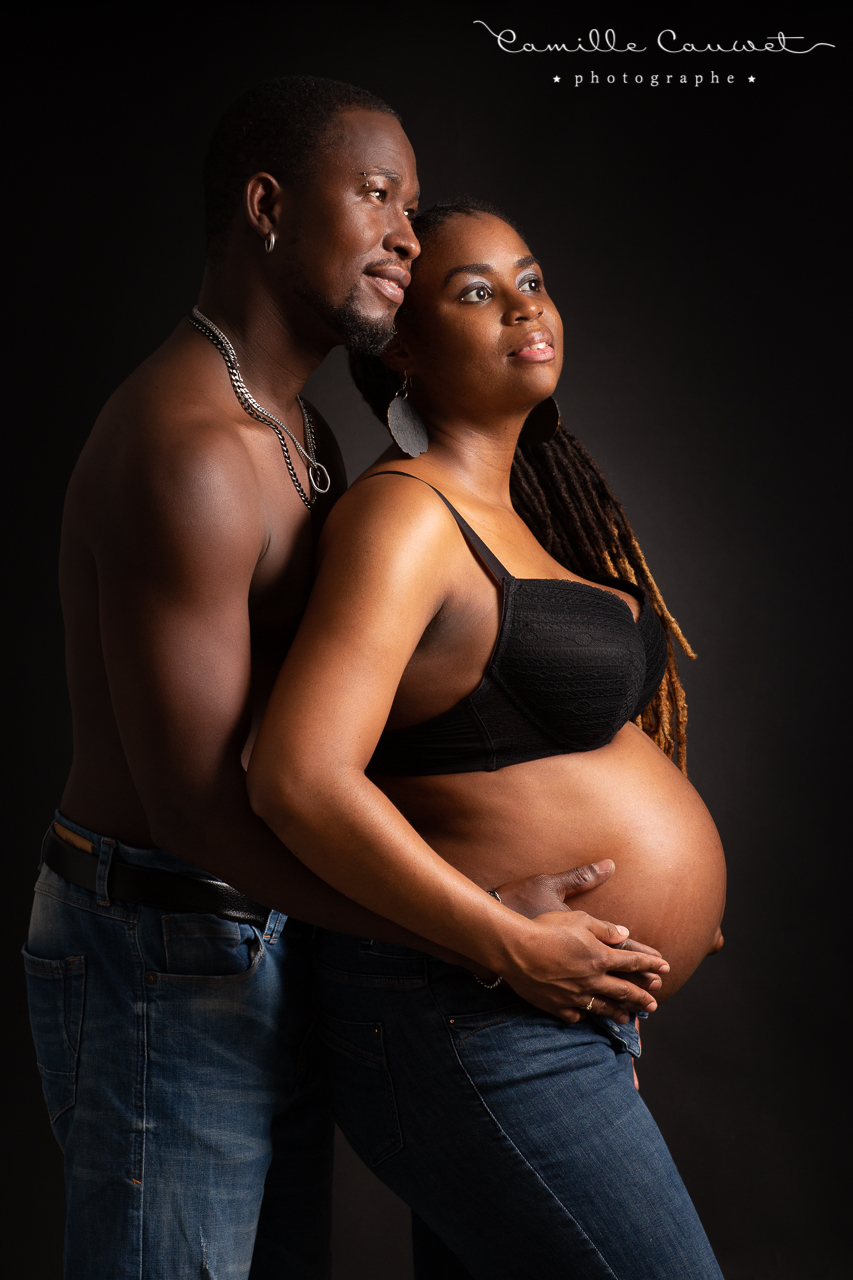 couple dont femme enceinte sur fond noir
