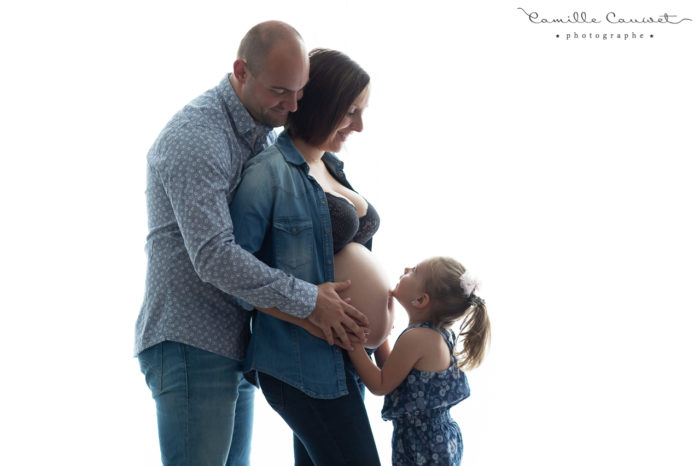 famille avec femme enceinte et fille