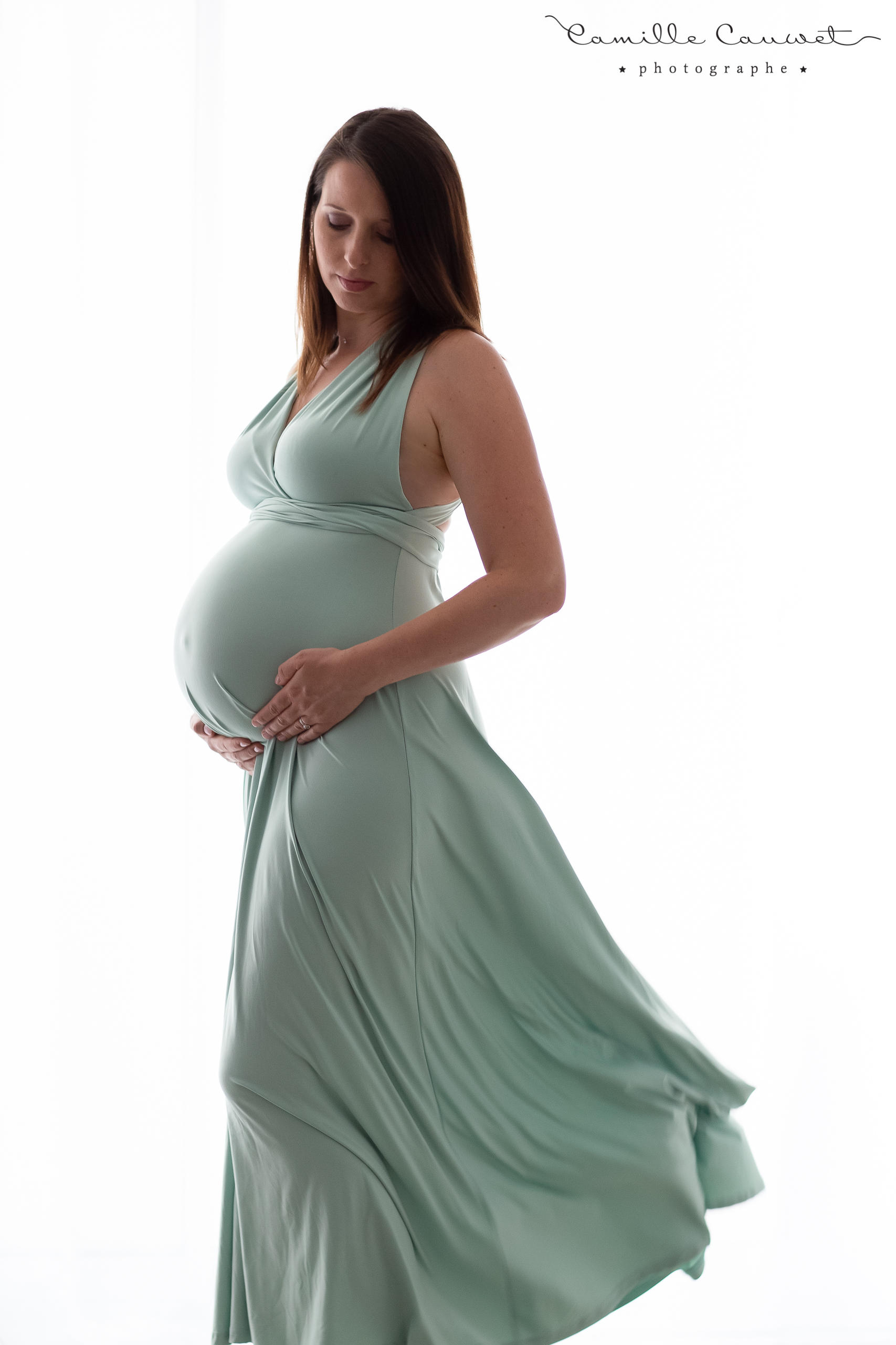 femme enceinte en robe verte
