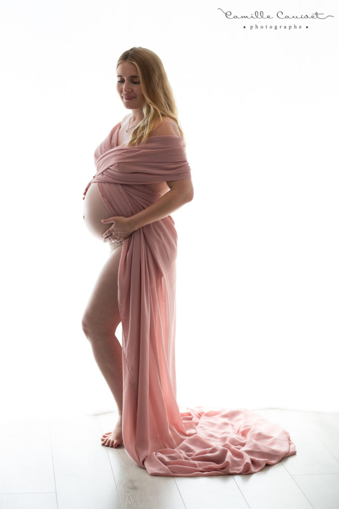 portrait femme enceinte en studio avec voile rose