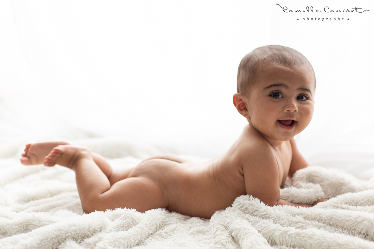 portrait bébé 6 mois sur couverture