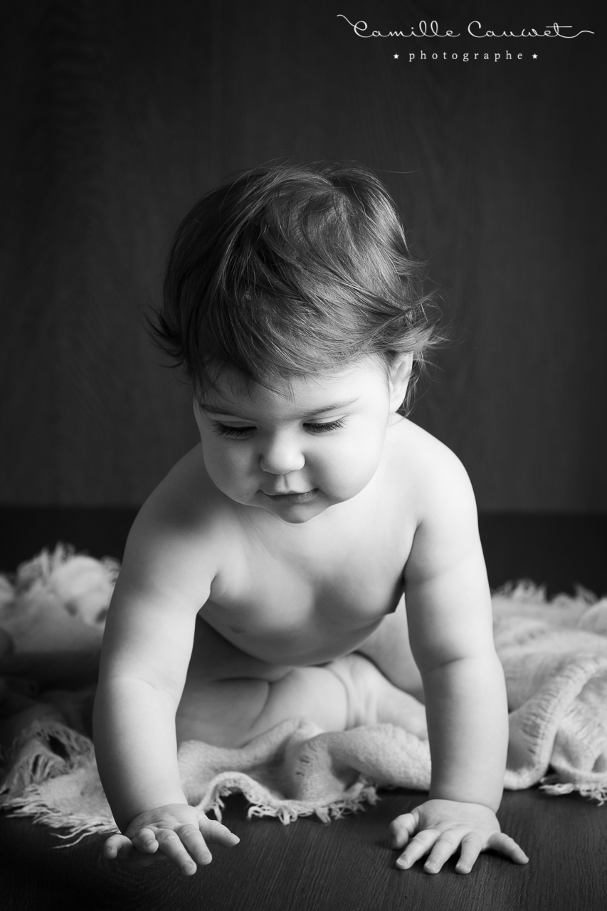 bébé fille de 12 mois sur tapis