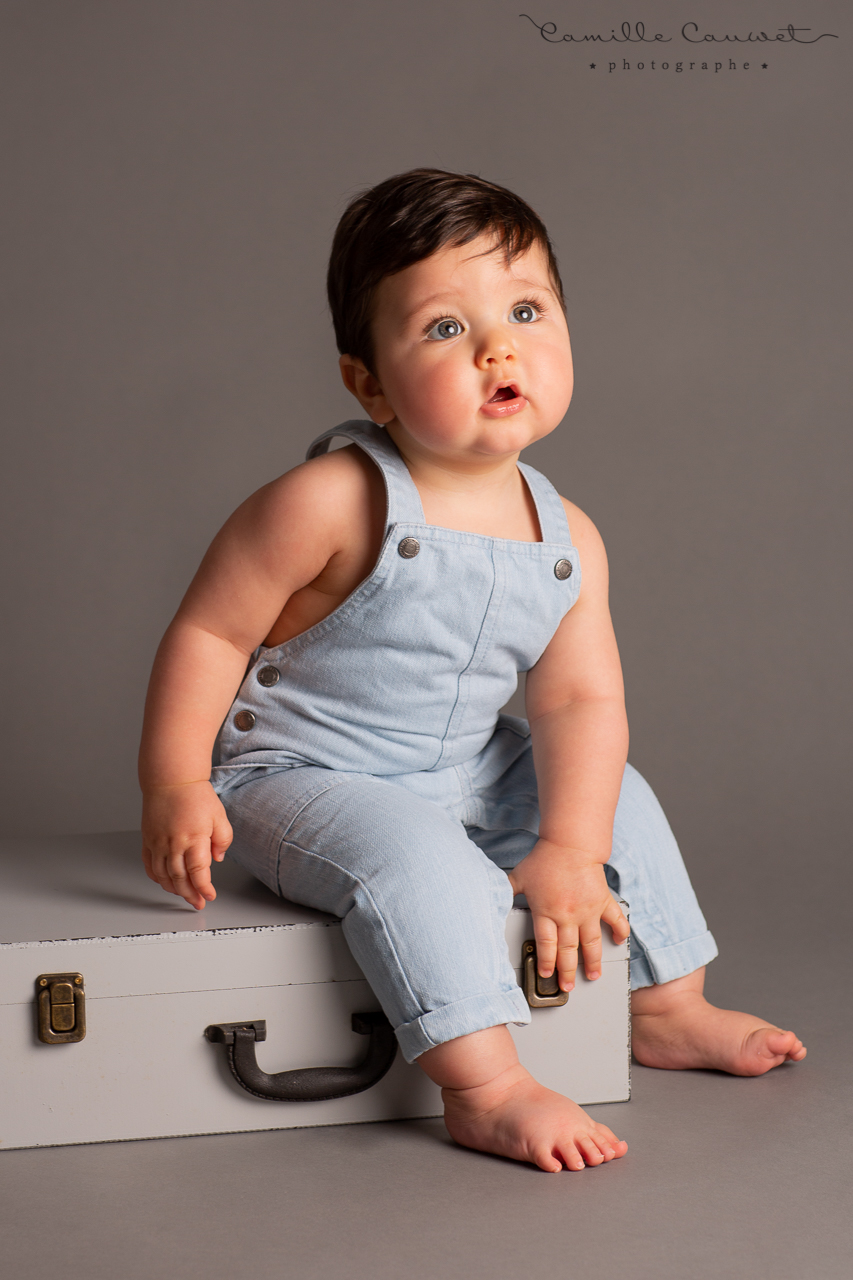 portrait bébé 8 mois assis