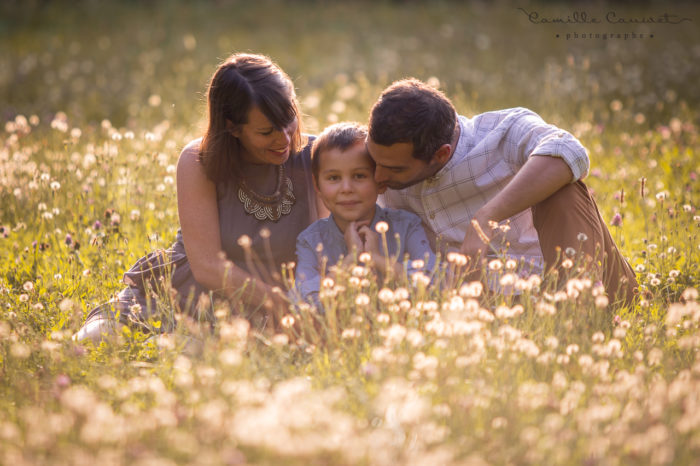 parents et fils dans les fleurs