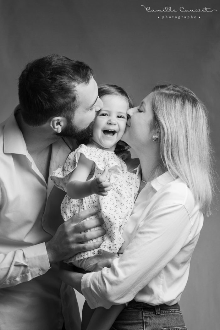 photo parents et leur fille bisou