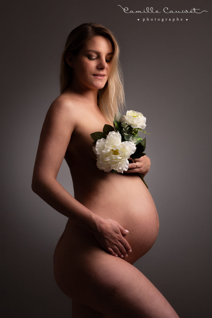 femme enceinte style artistique avec fleurs