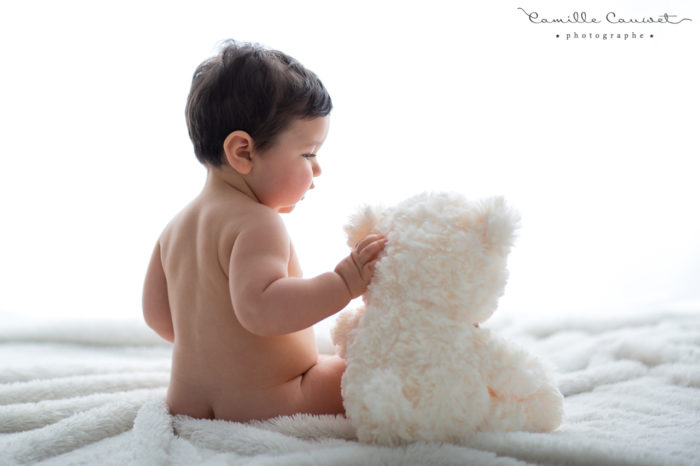 bebe garçon avec un ours peluche