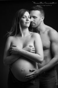 photos couple avec femme enceinte en noir et blanc