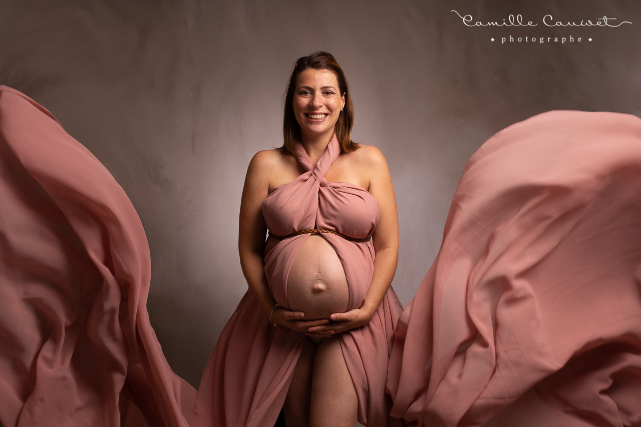 portrait femme enceinte avec voile rose